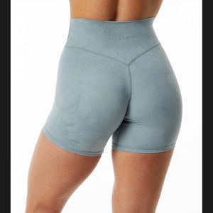 Alphalux wonder short 6 inch in washed denim